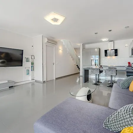 Townhouse Near The Ocean * 阿德耶